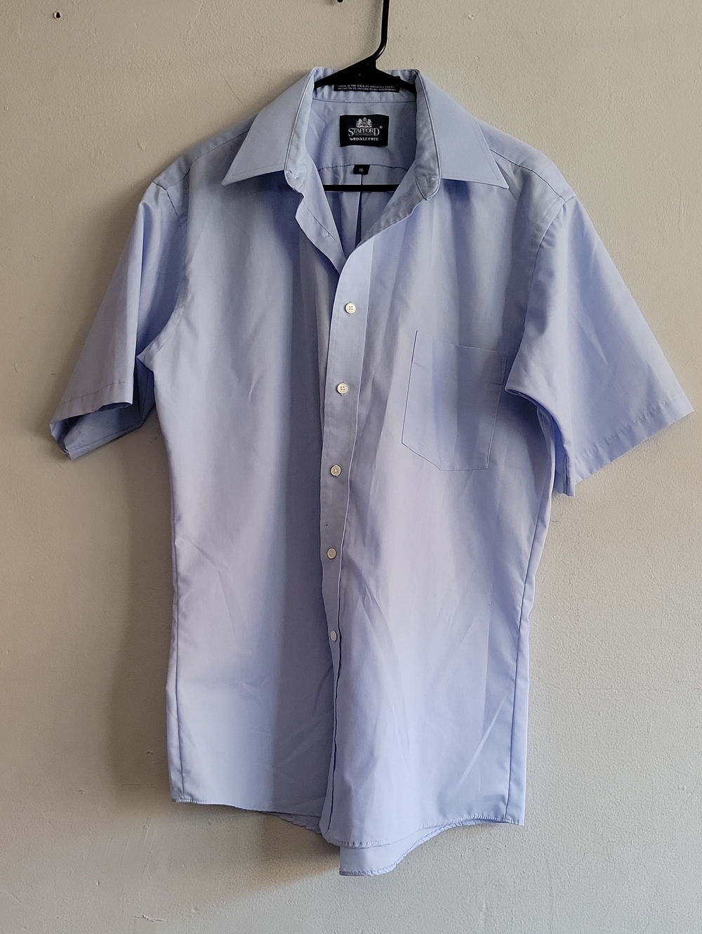 Men's size large Stafford light blue short sleeved button down dress shirt